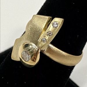 Stunning 14k Ribbon Style Ring